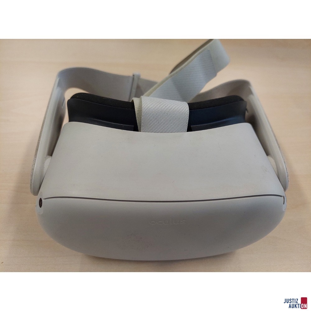 VR-Brille der Marke Ocolus Quest 2 mit 2 Joysticks