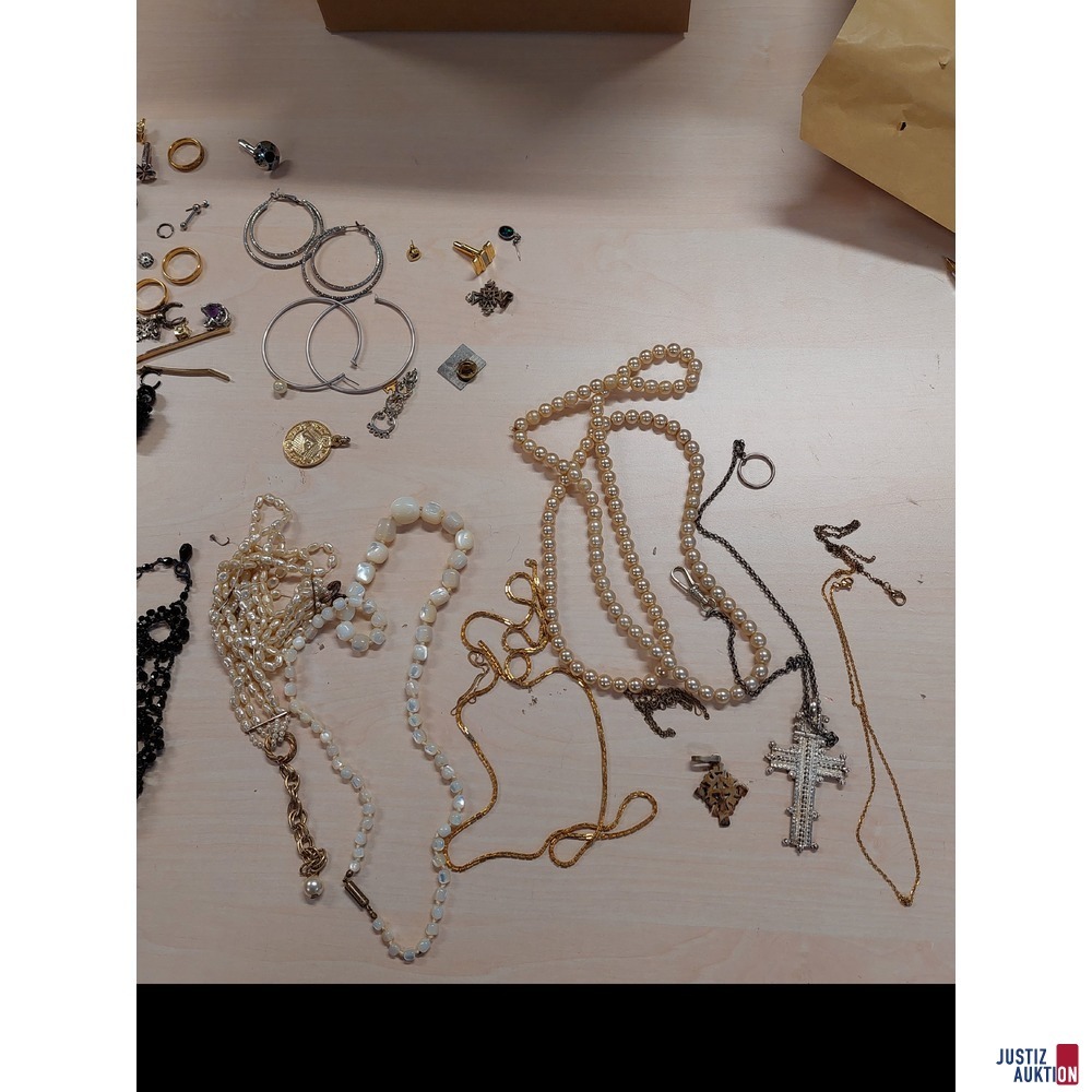 Konvolut bestehend aus diversen Modeschmuck