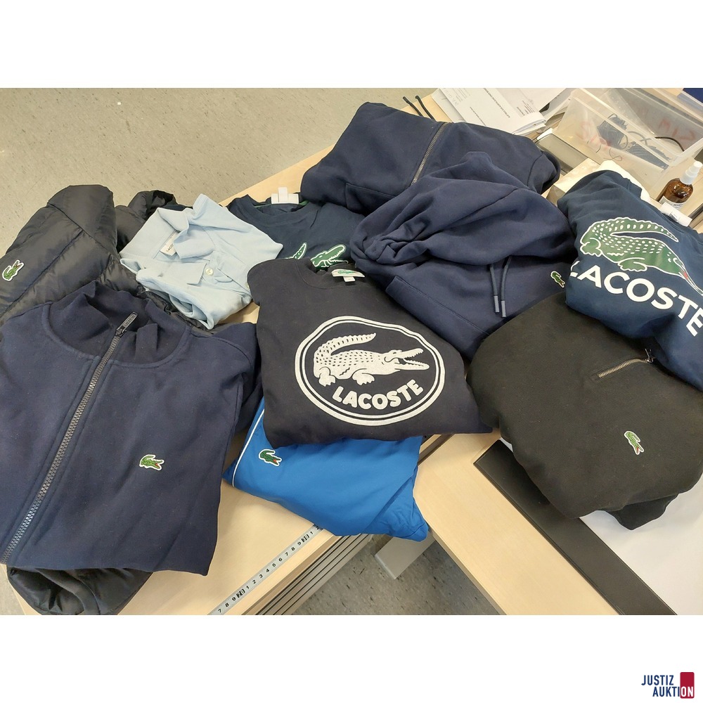 Konvolut an Bekleidung mit der Bezeichnung Lacoste&sol; Classic Fit