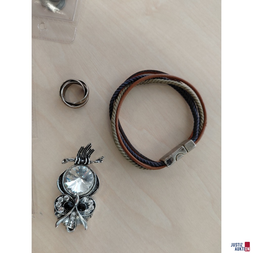 Konvolut bestehend aus&colon; alten M&uuml;nzen unedel silberfarbene Brosche&comma; Ring Gr&ouml;&szlig;e 50&comma; Armband