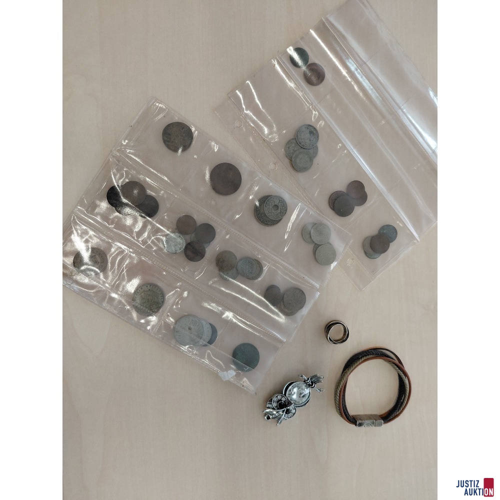Konvolut bestehend aus&colon; alten M&uuml;nzen unedel silberfarbene Brosche&comma; Ring Gr&ouml;&szlig;e 50&comma; Armband