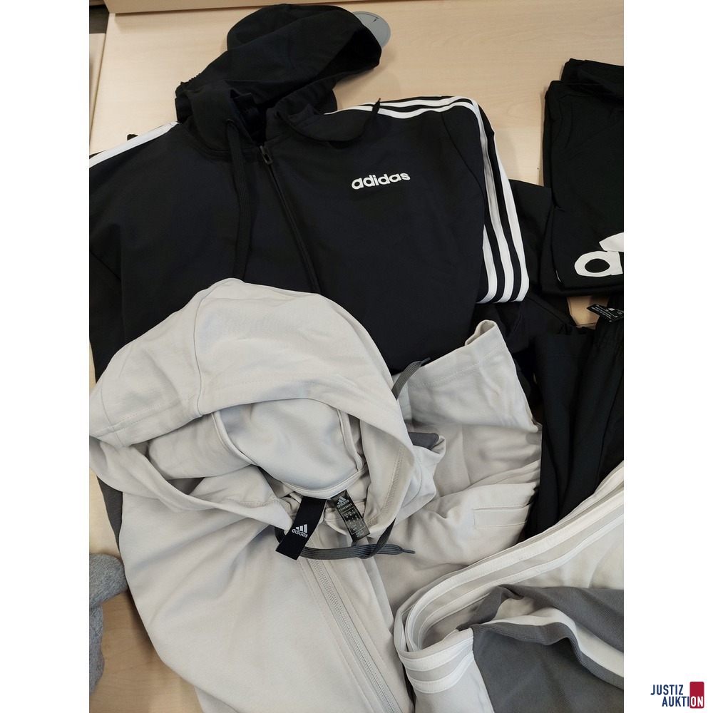 Konvolut an Bekleidung der Marke Adidas