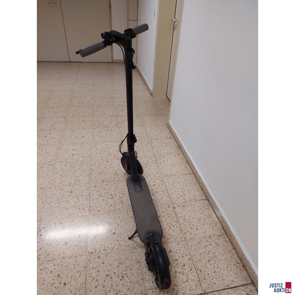 E-Scooter der Marke Xiaomi Mi gebraucht/Gebrauchsspuren vorhanden