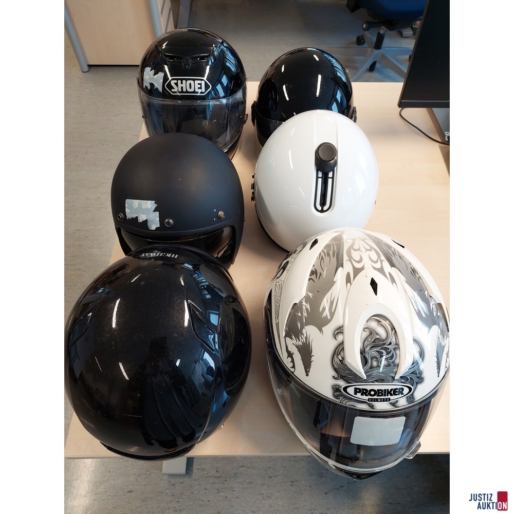 Diverse Motorradhelme