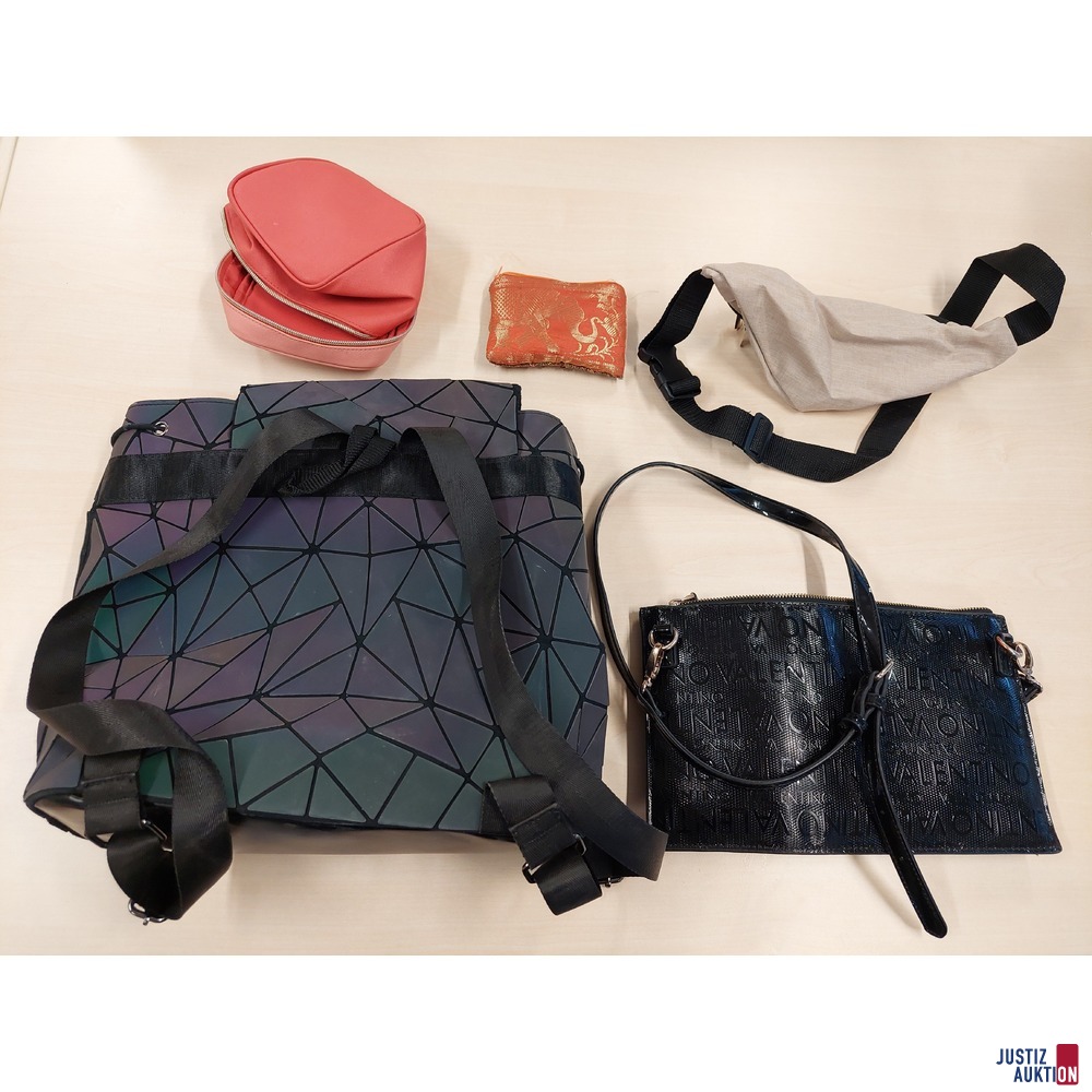 Konvolut an Damentaschen: 1 Rucksack (verschmutzt) 1 Bauschtasche 2 Kosmetiktaschen 1 Bauchtasche