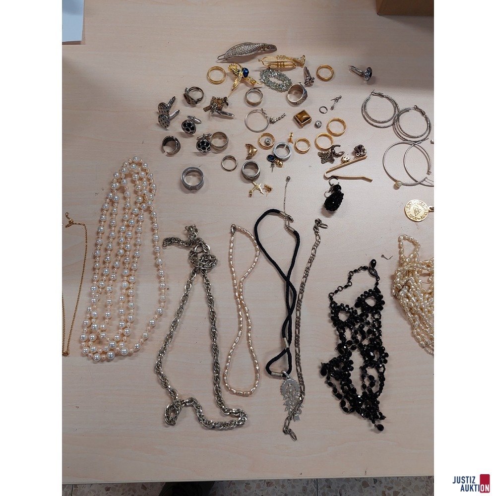 Konvolut bestehend aus diversen Modeschmuck