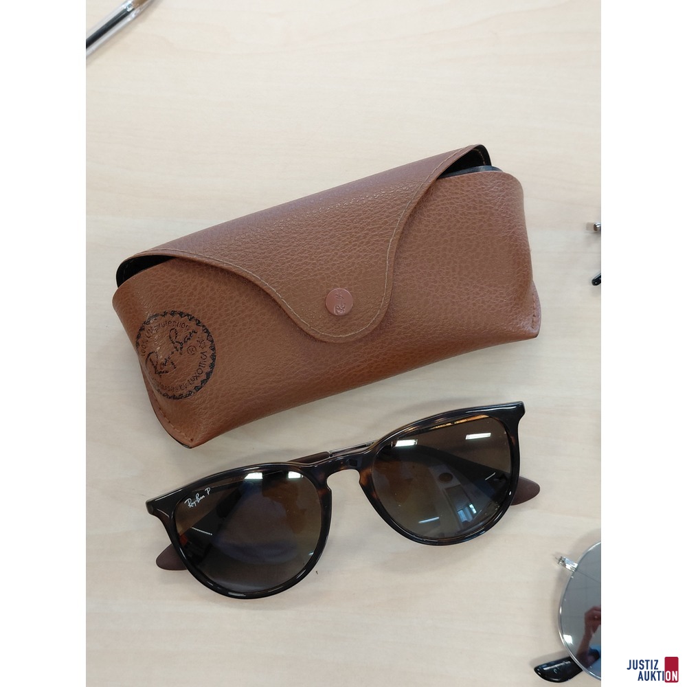 4 diverse Sonnenbrillen - 1 davon Ray Ban in Originaletui