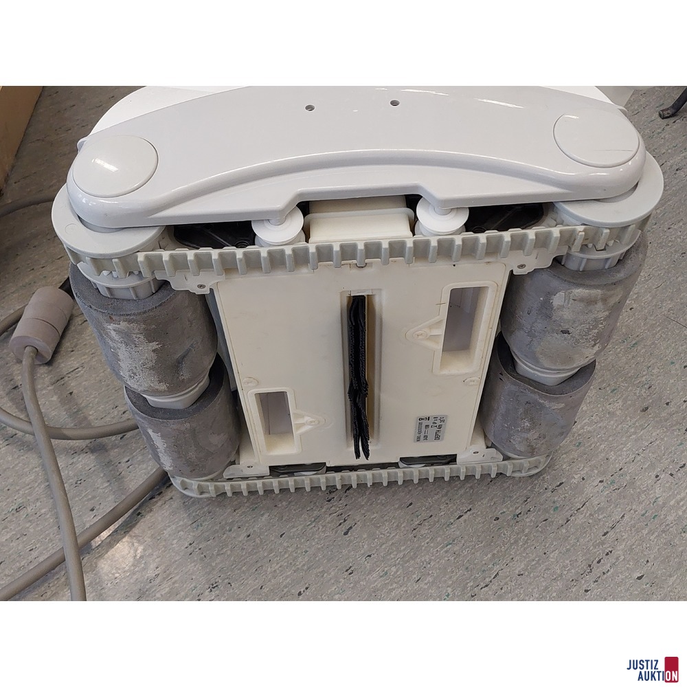 Poolroboter der Marke BWT inkl&period; Zubeh&ouml;r