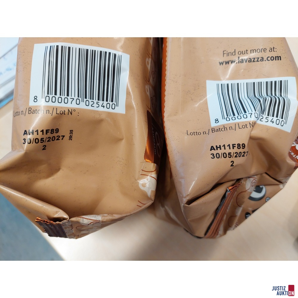 3 Packungen Kaffeebohnen der Marke Lavazza u&period;a&period;