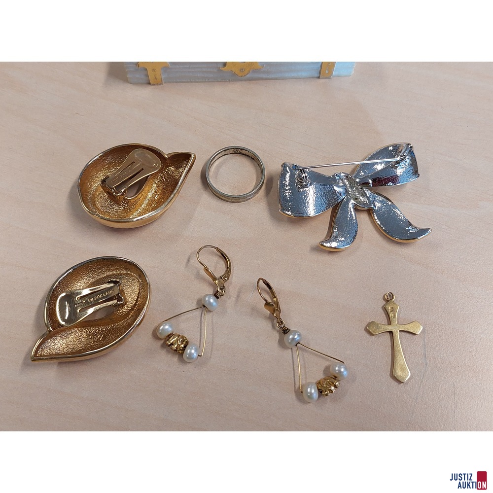 1 Paar Ohrh&auml;nger mit Kunstperlen