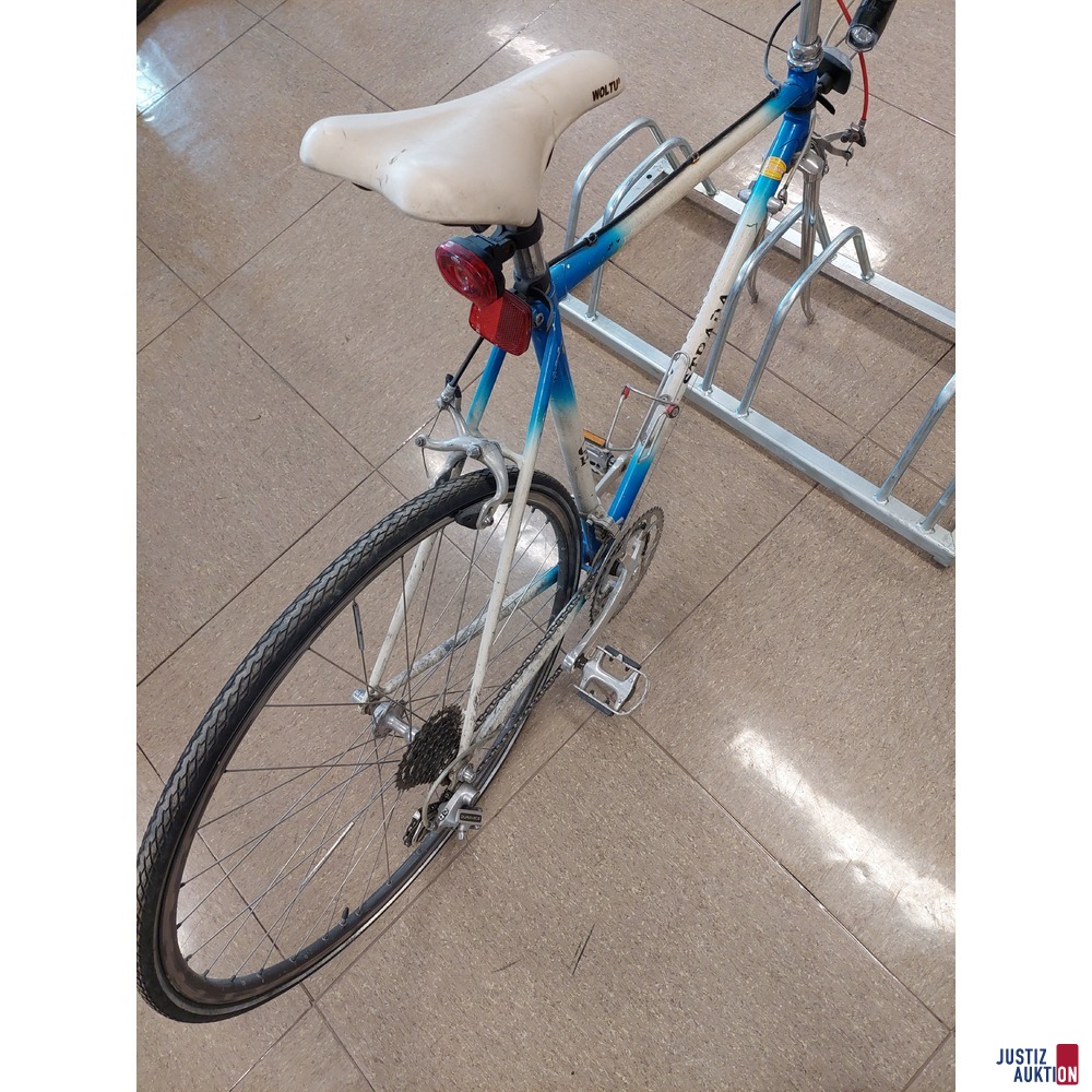 Rennrad der Marke Strada Vorderreifen fehlt