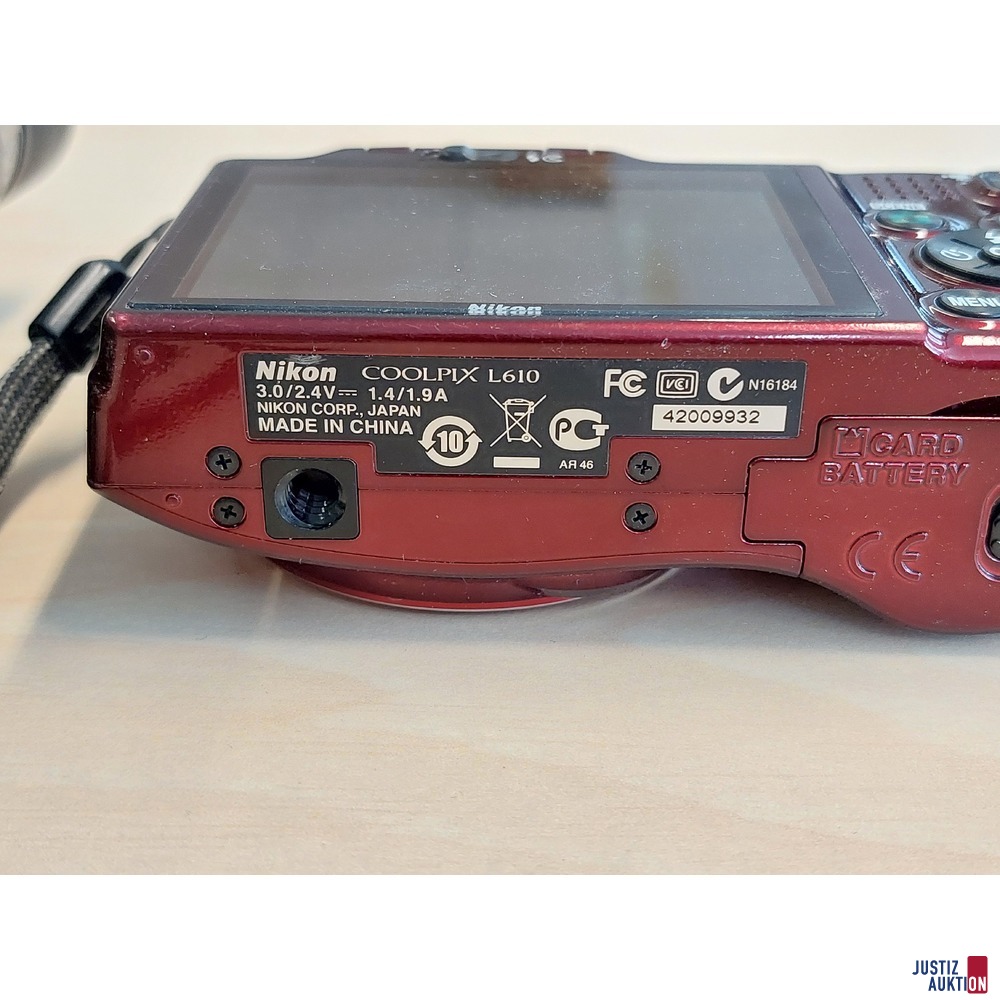 Digitalkamera der Marke Nikon u.a.