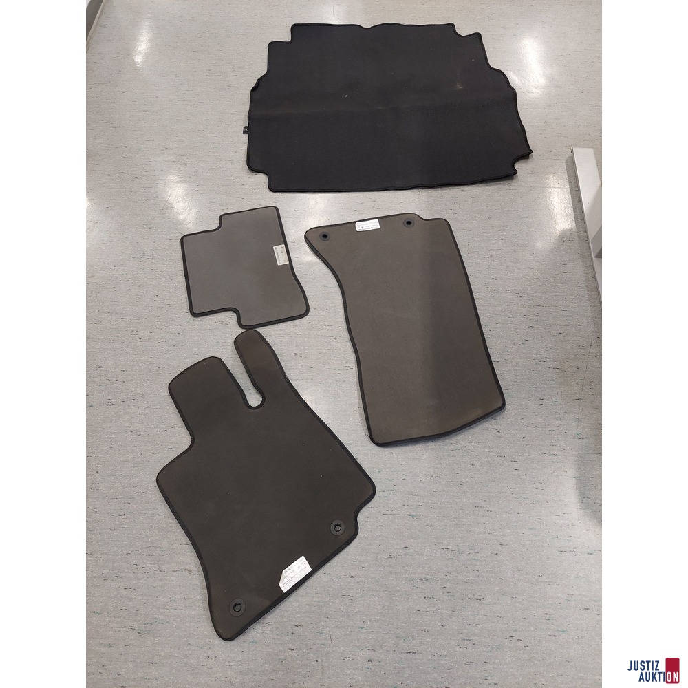3 Fussmatten&comma; 1 Kofferraummatte f&uuml;r Mercedes Benz leichte Gebrauchsspuren vorhanden