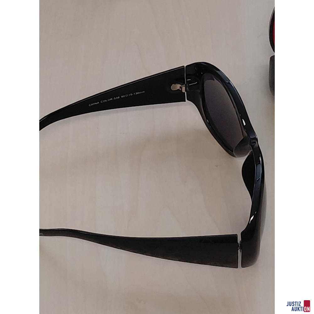 Sonnenbrille Esprit - schwarz - Bl&uuml;tenmuster an den B&uuml;geln - getragen