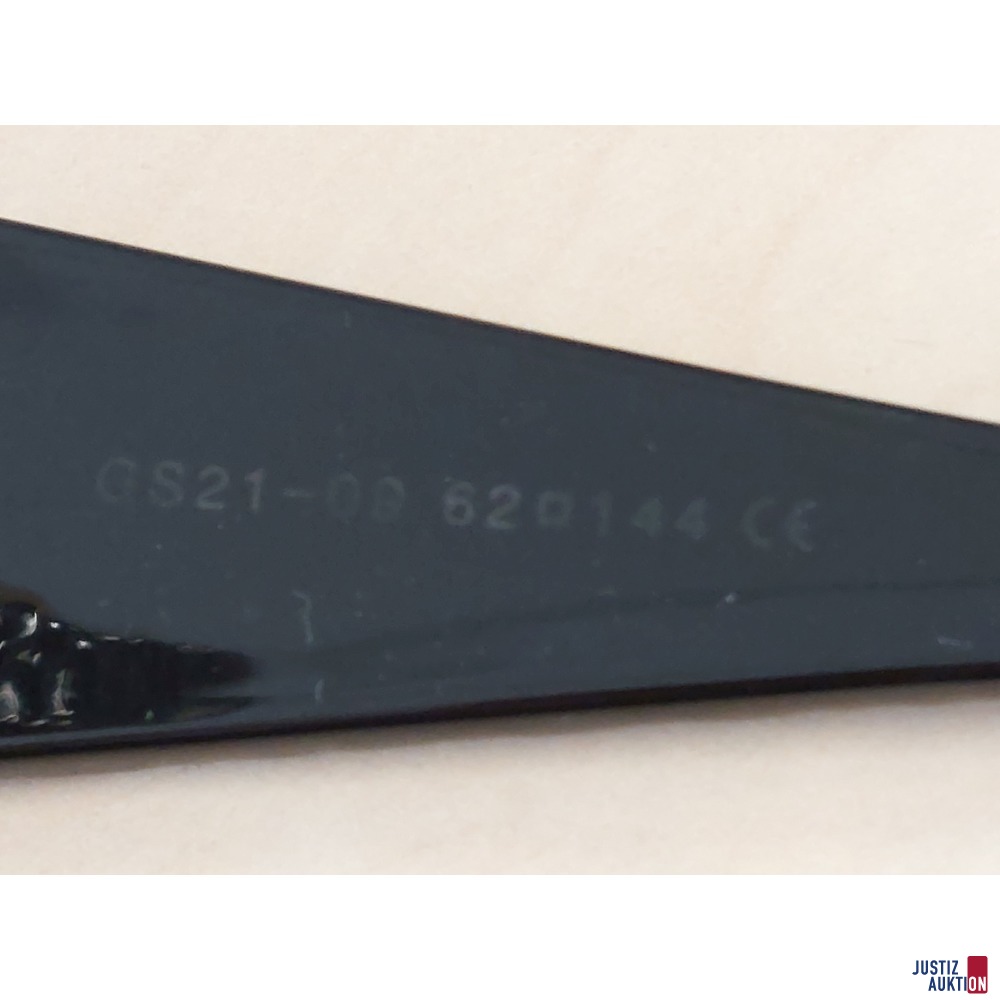 Damenretrosonnenbrille der Marke Channel GS21-09 - schwarz - getragen