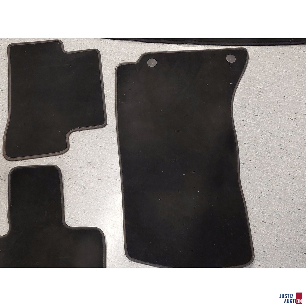 3 Fussmatten&comma; 1 Kofferraummatte f&uuml;r Mercedes Benz leichte Gebrauchsspuren vorhanden