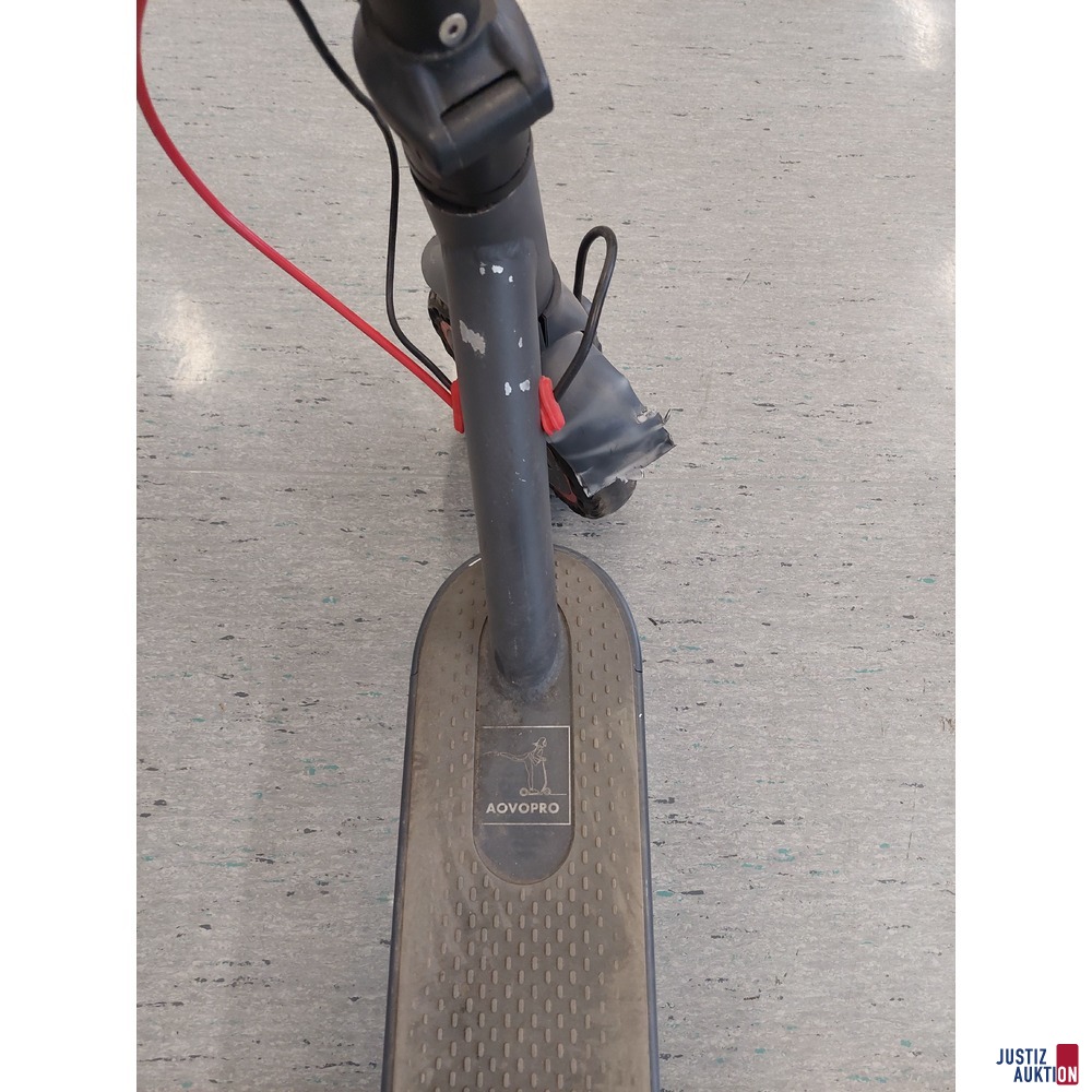 Faltbarer Elektroroller der Marke Aovopro