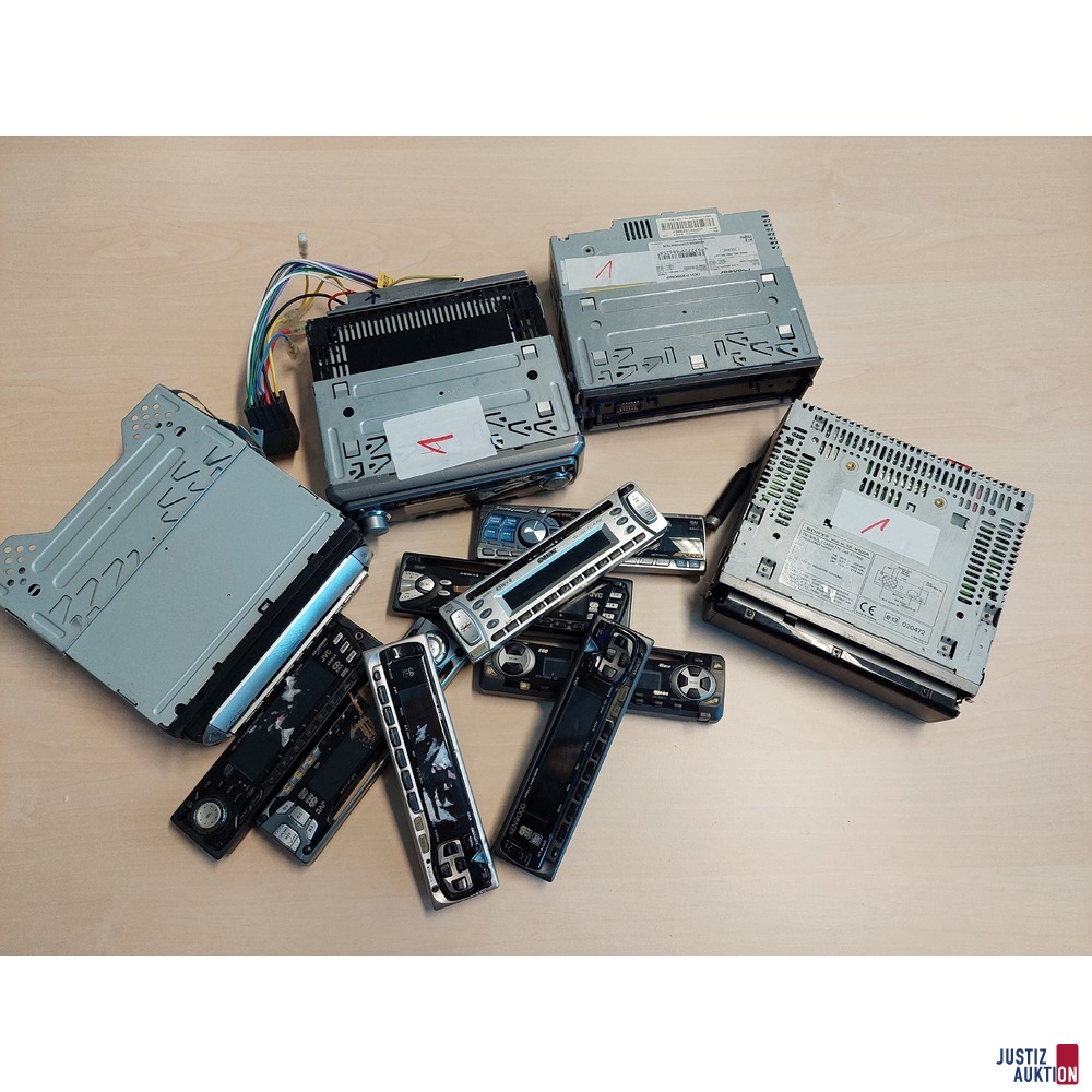 Diverse Autoradios u.a.