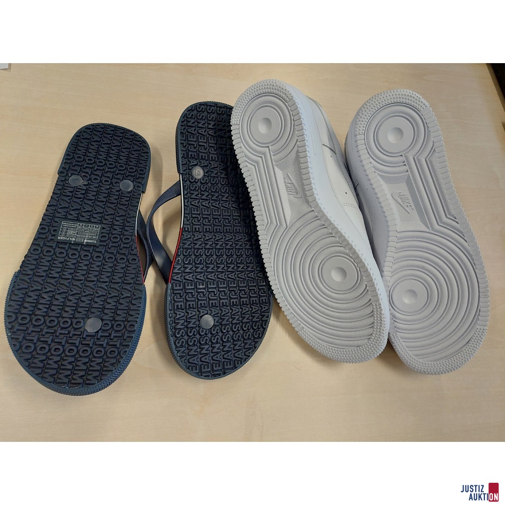 1 Paar Sneaker der Marke Nike Air Größe 44 u.a.