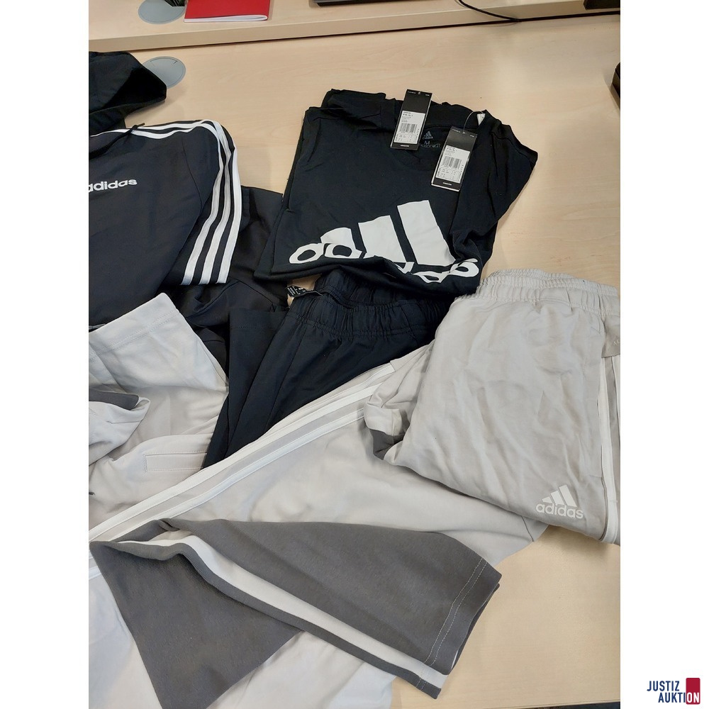 Konvolut an Bekleidung der Marke Adidas