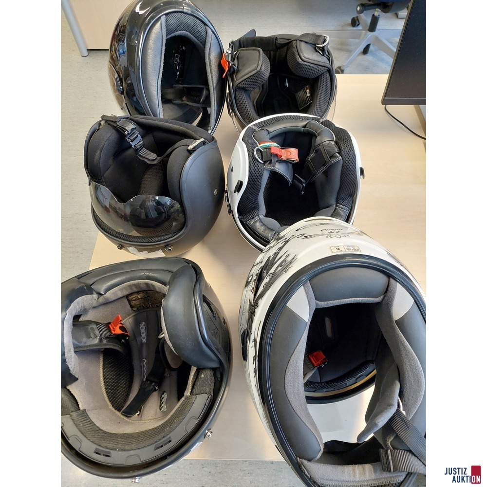 Diverse Motorradhelme