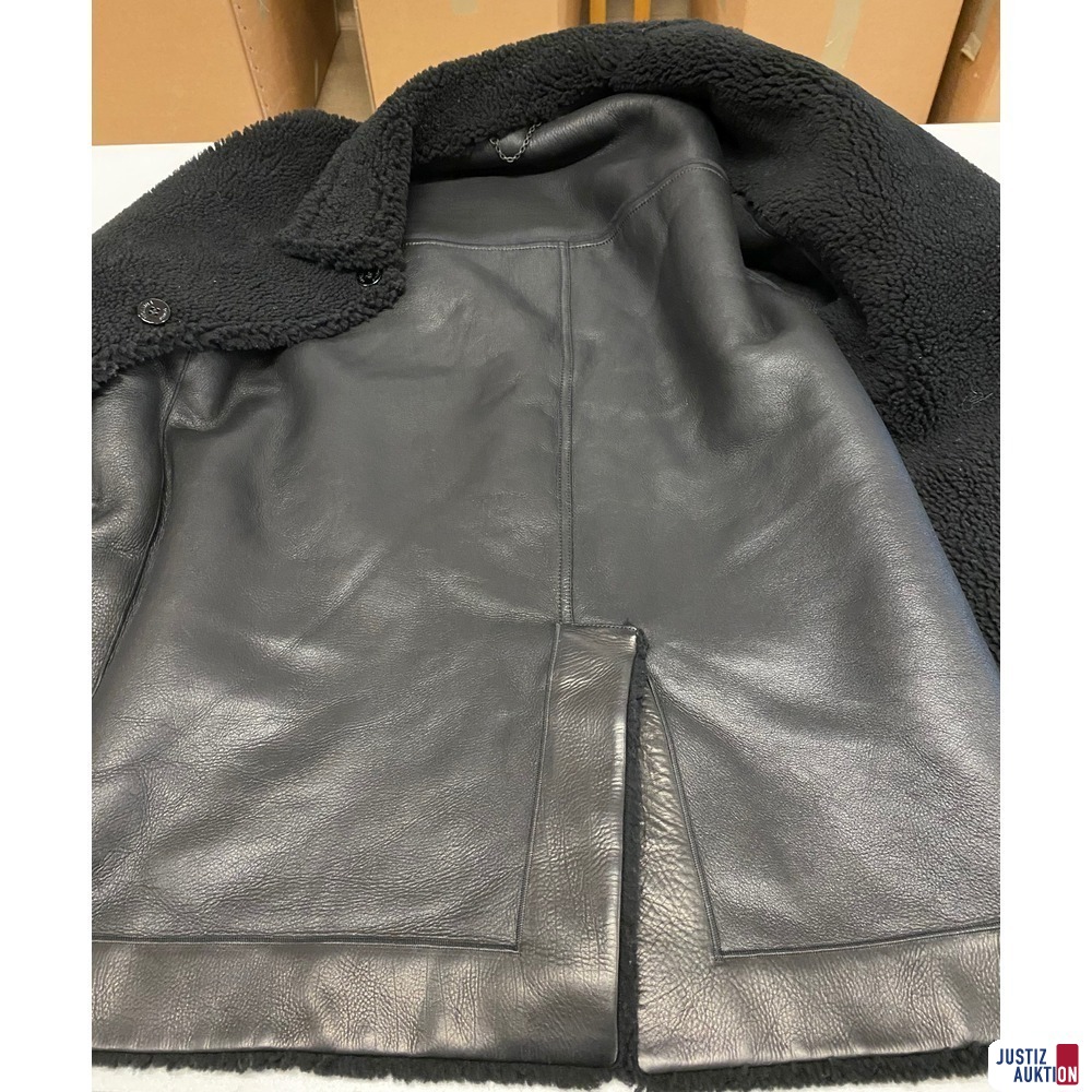 Jacke Herren Buisness-Stil Lammfell und Leder mit Monogrammprägung schwarz franz. Gr. 50/ deutsche Gr. 48 - leichte Tragespuren  Naht bei linker Tasche löst sich, reparierbar