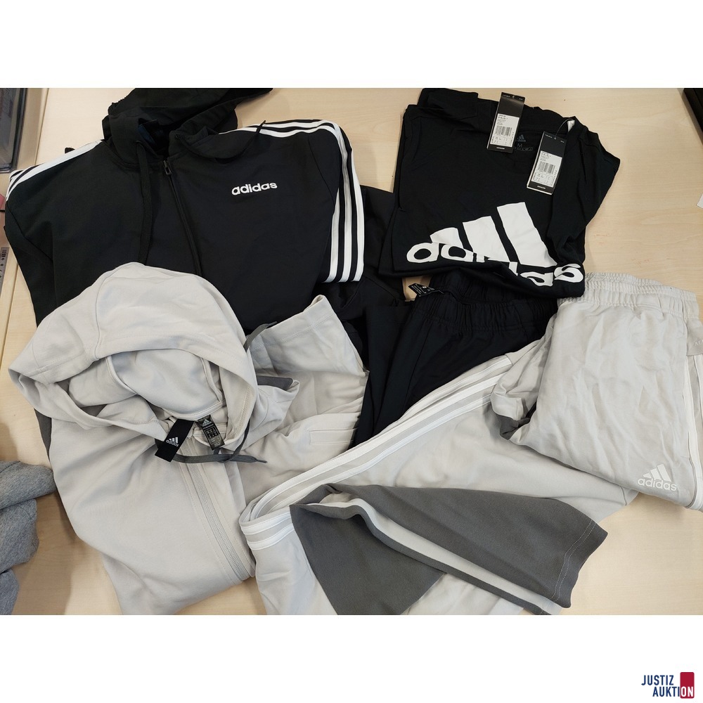 Konvolut an Bekleidung der Marke Adidas