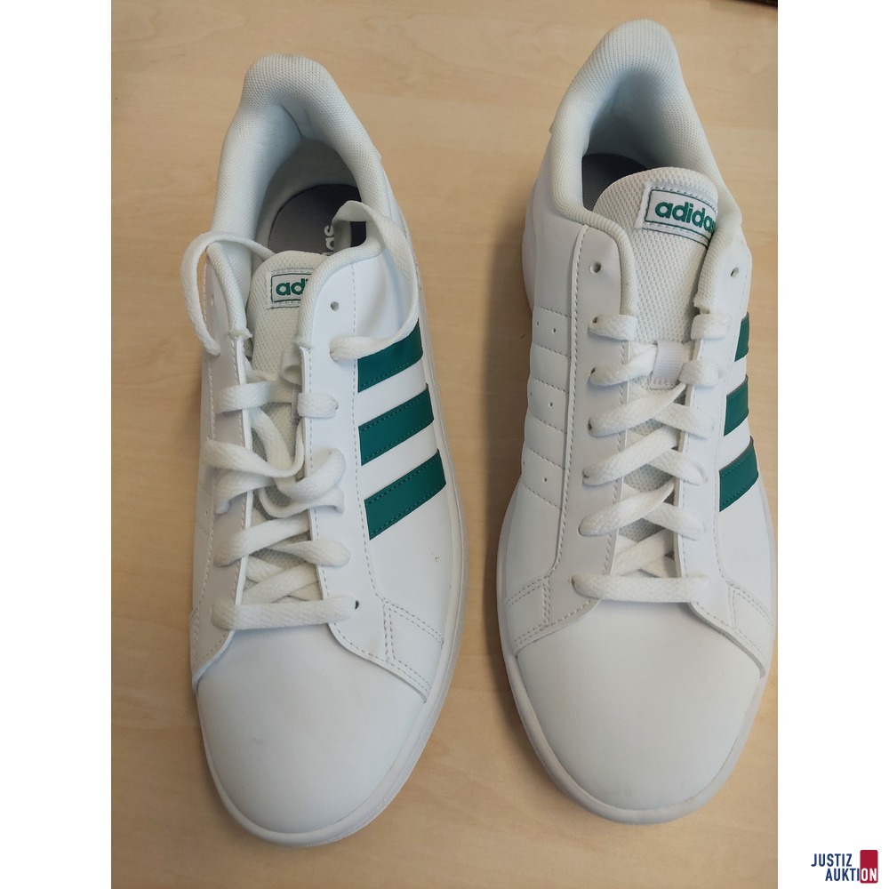 2 LINKE Sneakers der Marke Adidas 1x Gr. 45 1/3, 1x Gr. 46