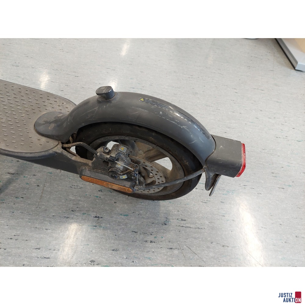 E-Scooter der Marke mi
