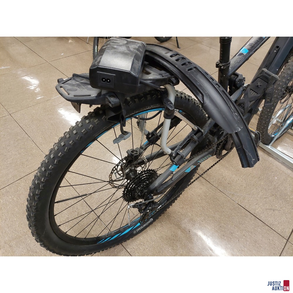 E-Bike der Marke Focus Jam mit Ladegerät/2 Kotschützer