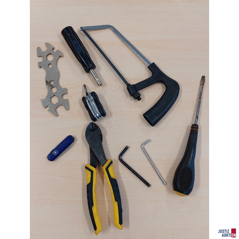 Diverses Werkzeug&comma; kleines schweizer Taschenmesser