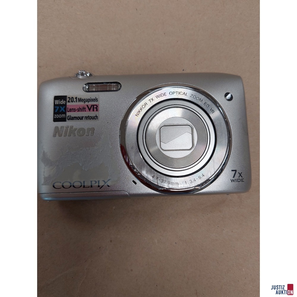 Digitalkamera der Marke Nikon Coolpix S3500 gebraucht/Gebrauchsspuren vorhanden