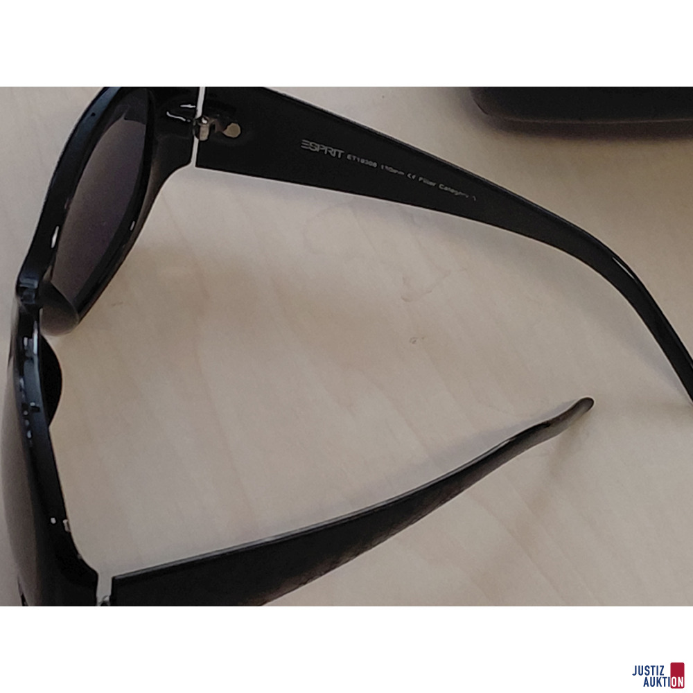 Sonnenbrille Esprit - schwarz - Bl&uuml;tenmuster an den B&uuml;geln - getragen