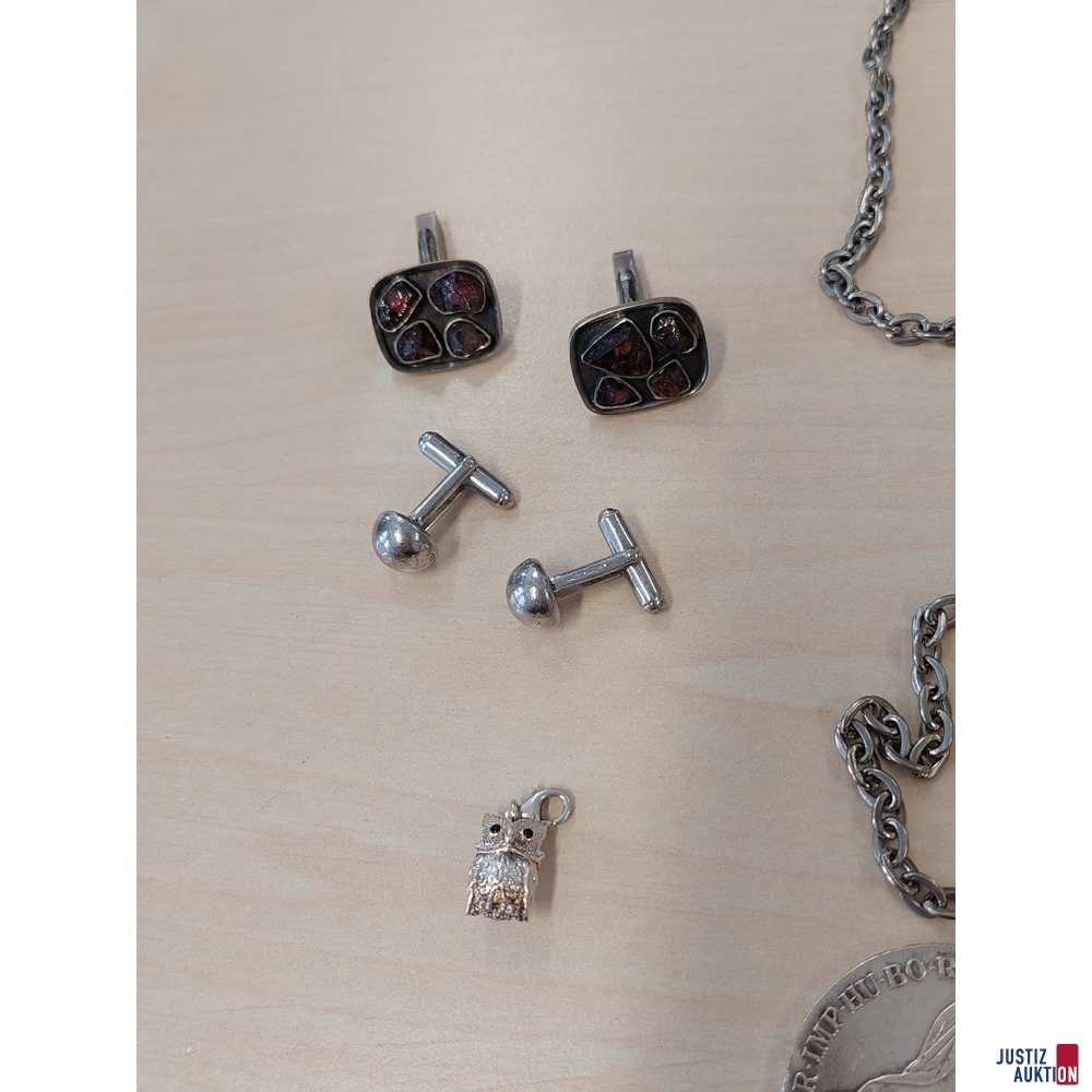 Diverser Silberschmuck 800 und 900 &permil; punziert sowie 1 Maria Theresientaler Anh&auml;nger 81 g