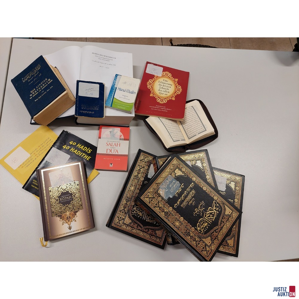 14 diverse Bücher in arabischer Schrift, Koran, u.a.