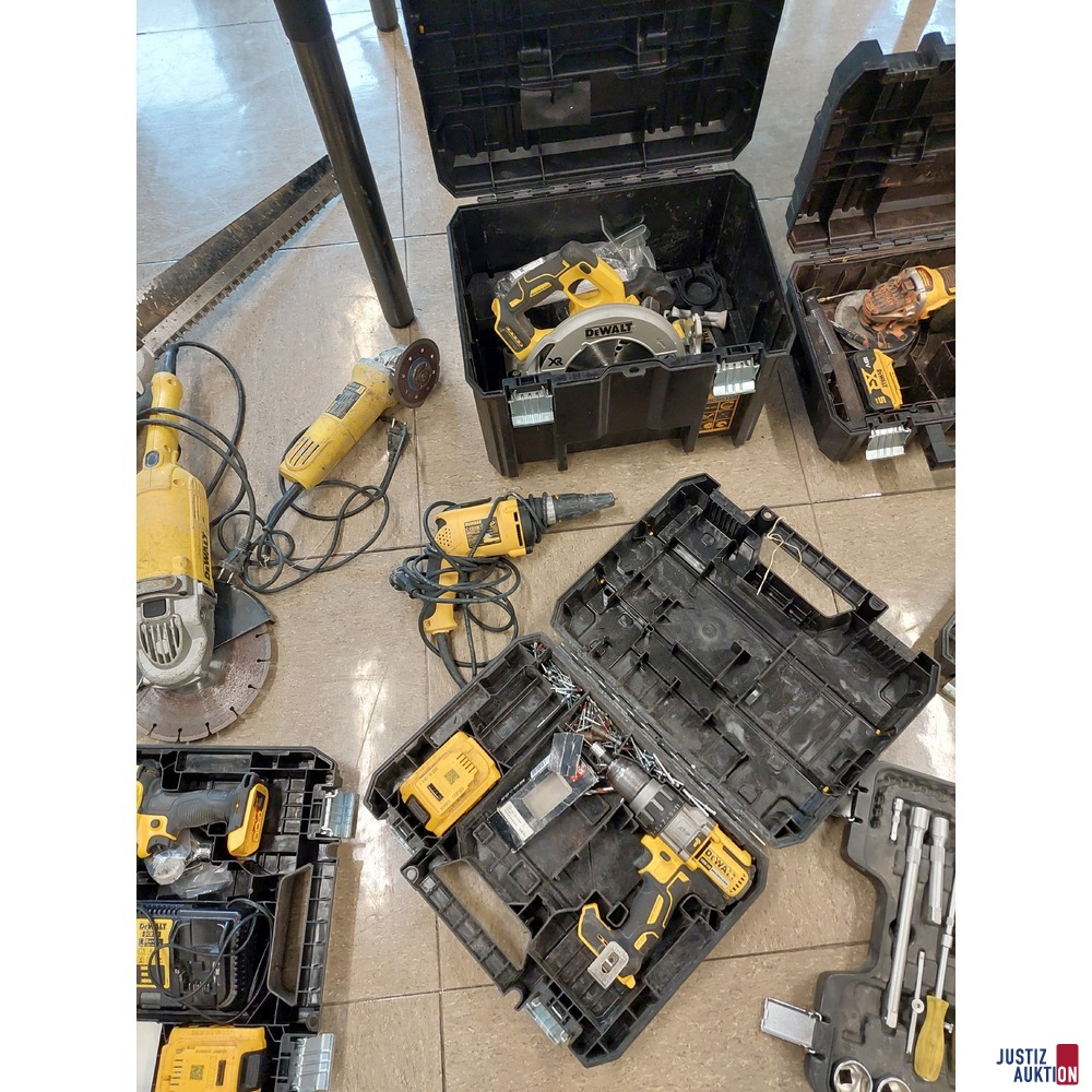 Konvolut bestehend aus diversen DEWALT Werkzeug