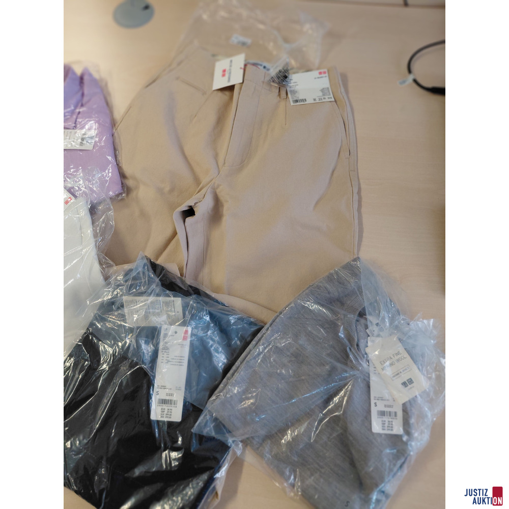 Konvolut an Bekleidung von UNIQLO