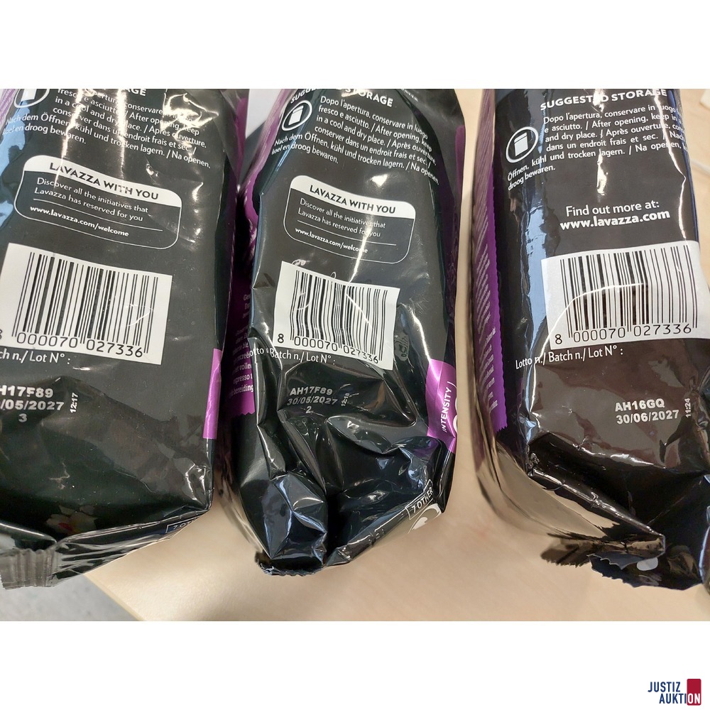 3 Packungen Kaffeebohnen der Marke Lavazza u&period;a&period;