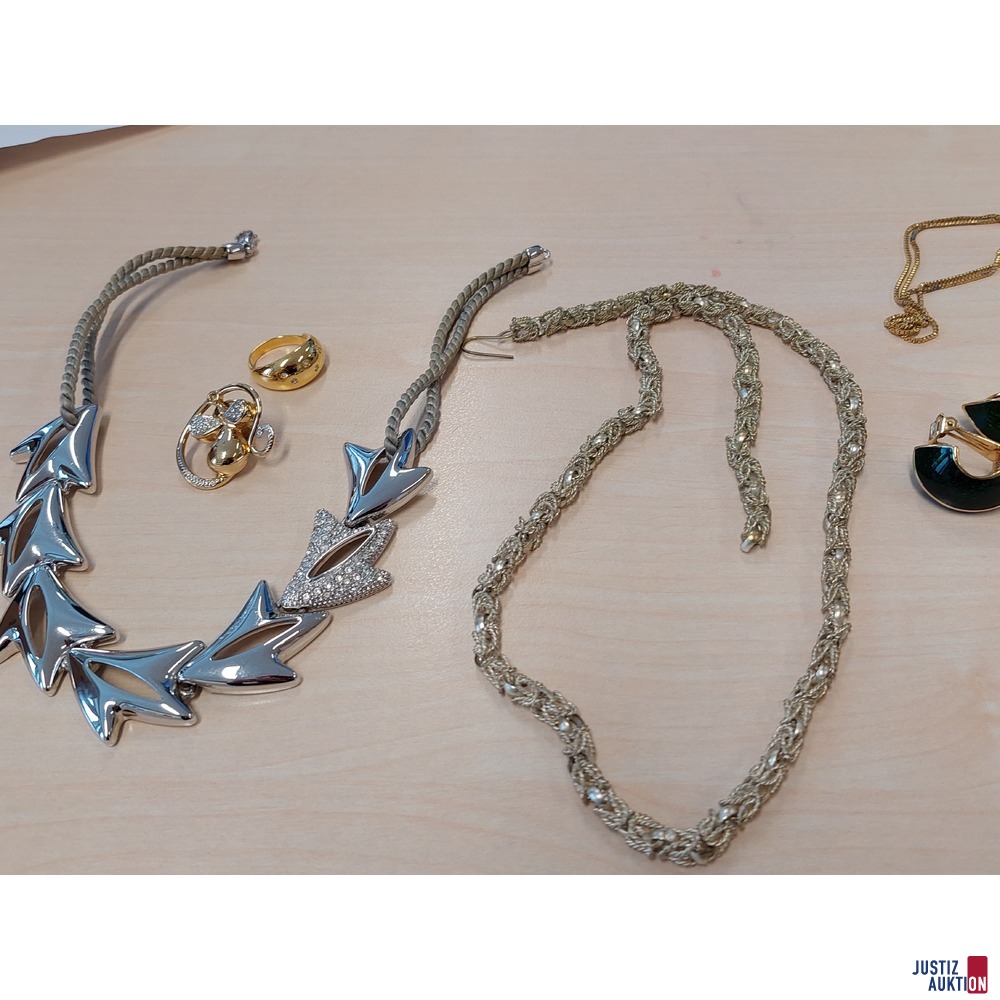 Konvolut bestehend aus diversen Modeschmuck