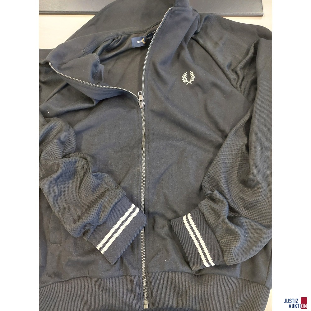 Sweatjacke und 1 Hemd der Marke Fred Perry u.a.