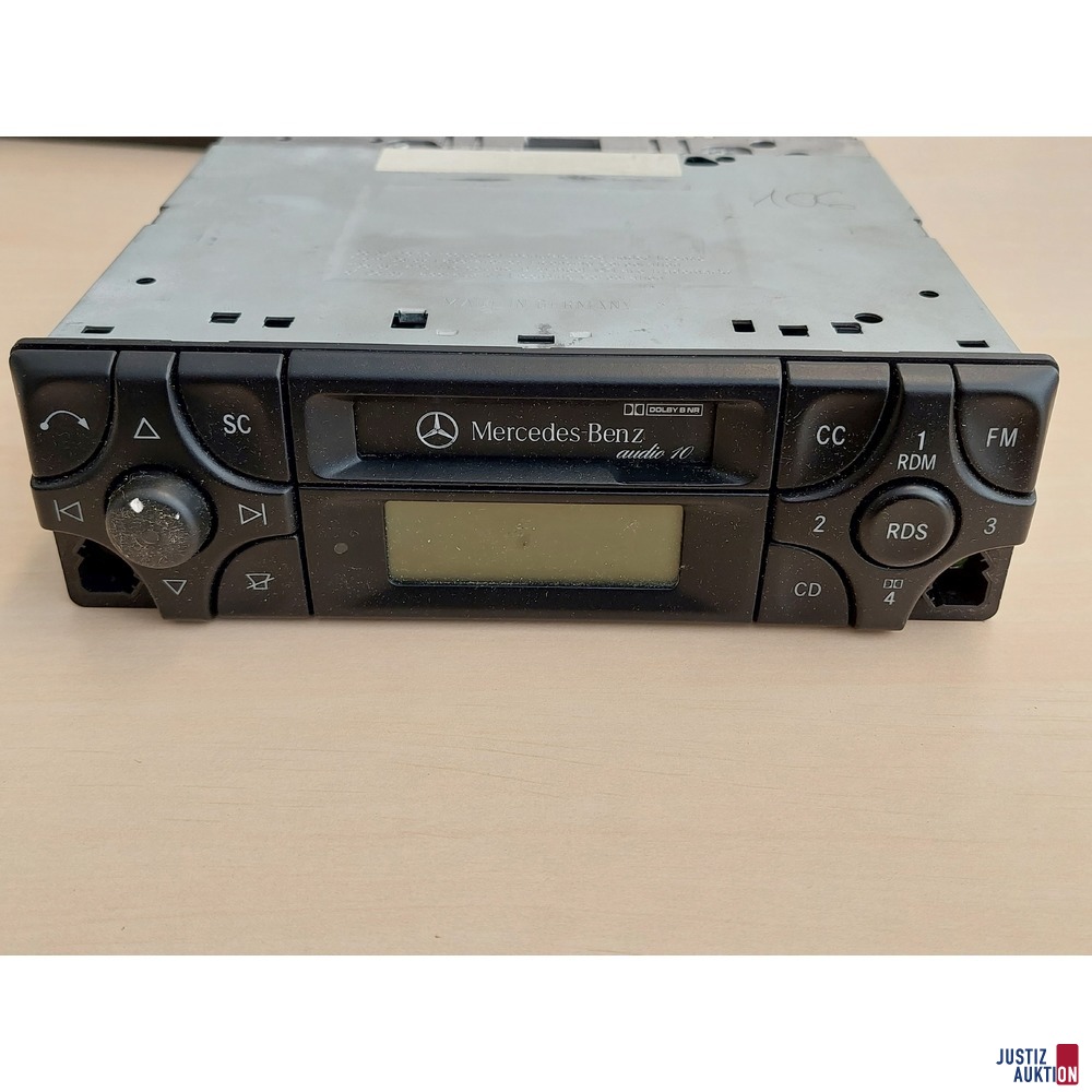 Autoradio der Marke Mercedes Benz