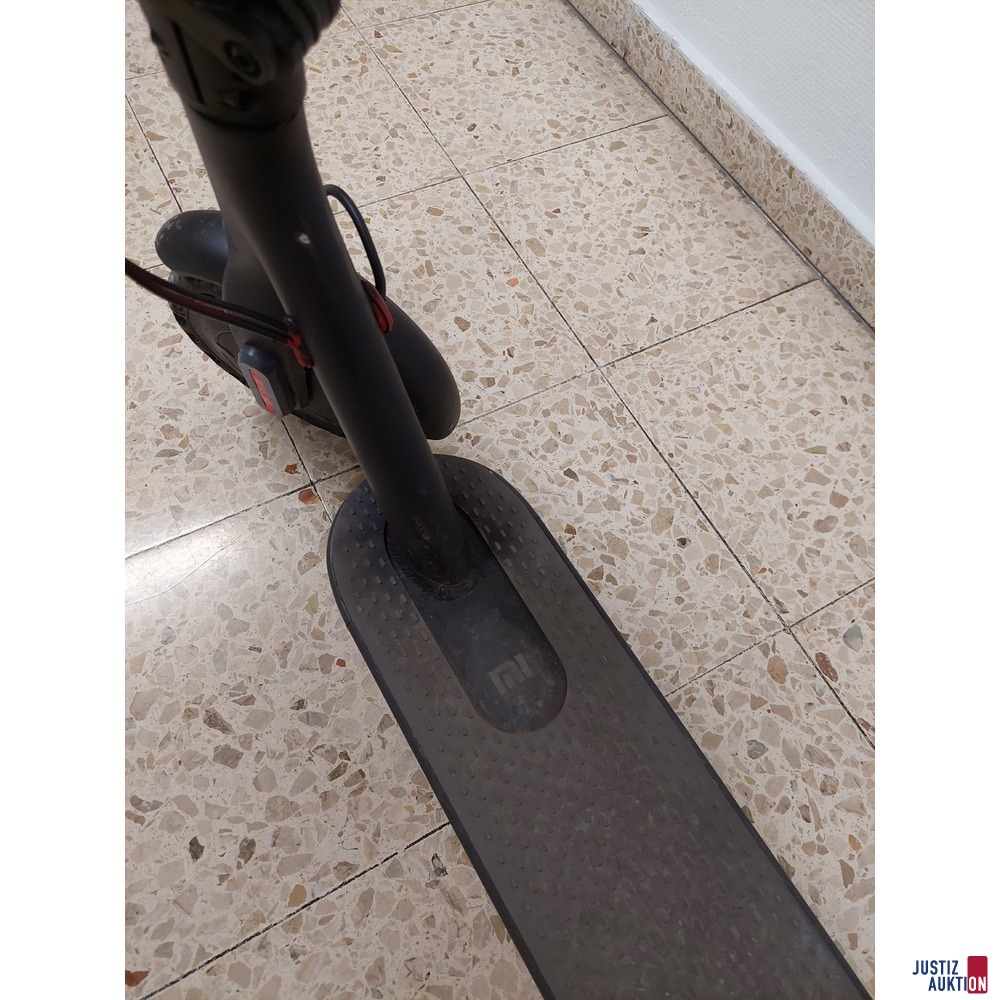 E-Scooter der Marke Xiaomi Mi gebraucht/Gebrauchsspuren vorhanden