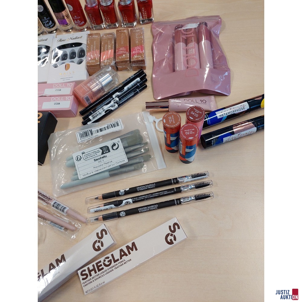 Konvolut an Kosmetik- und Nagelartikel diverser Marken in Originalverpackung