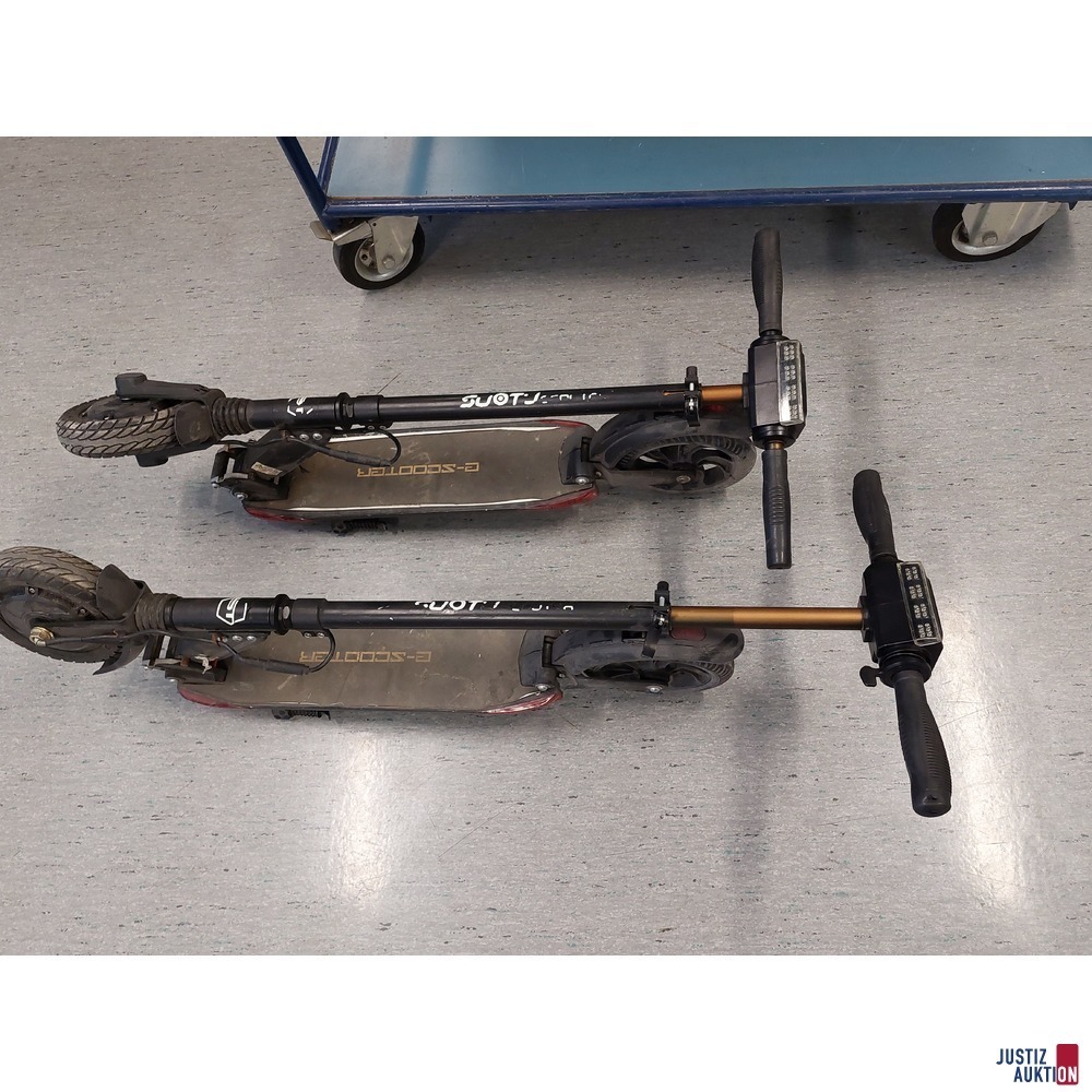 2 E-Scooter der Marke SUOTU