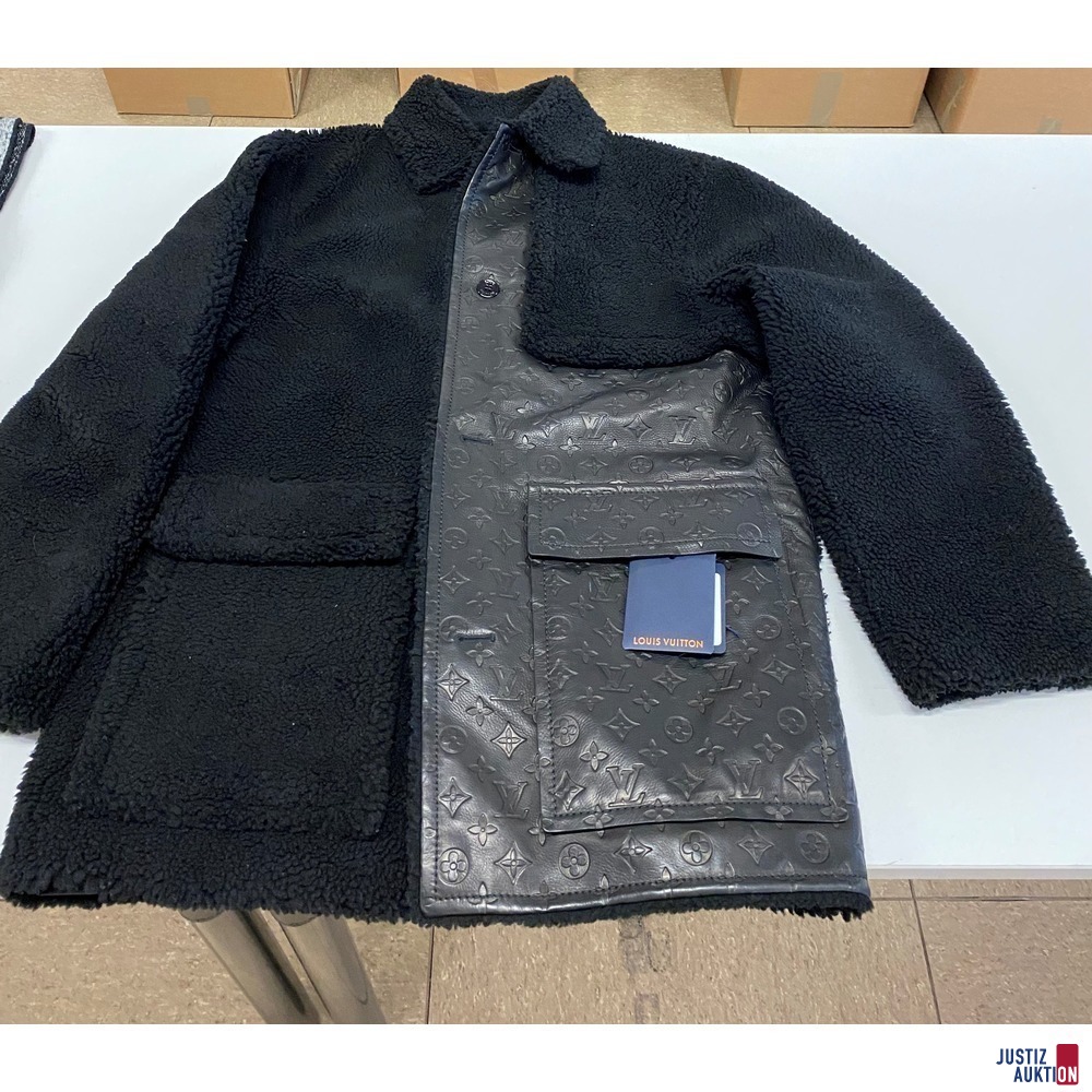 Jacke Herren Buisness-Stil Lammfell und Leder mit Monogrammprägung schwarz franz. Gr. 50/ deutsche Gr. 48 - leichte Tragespuren  Naht bei linker Tasche löst sich, reparierbar