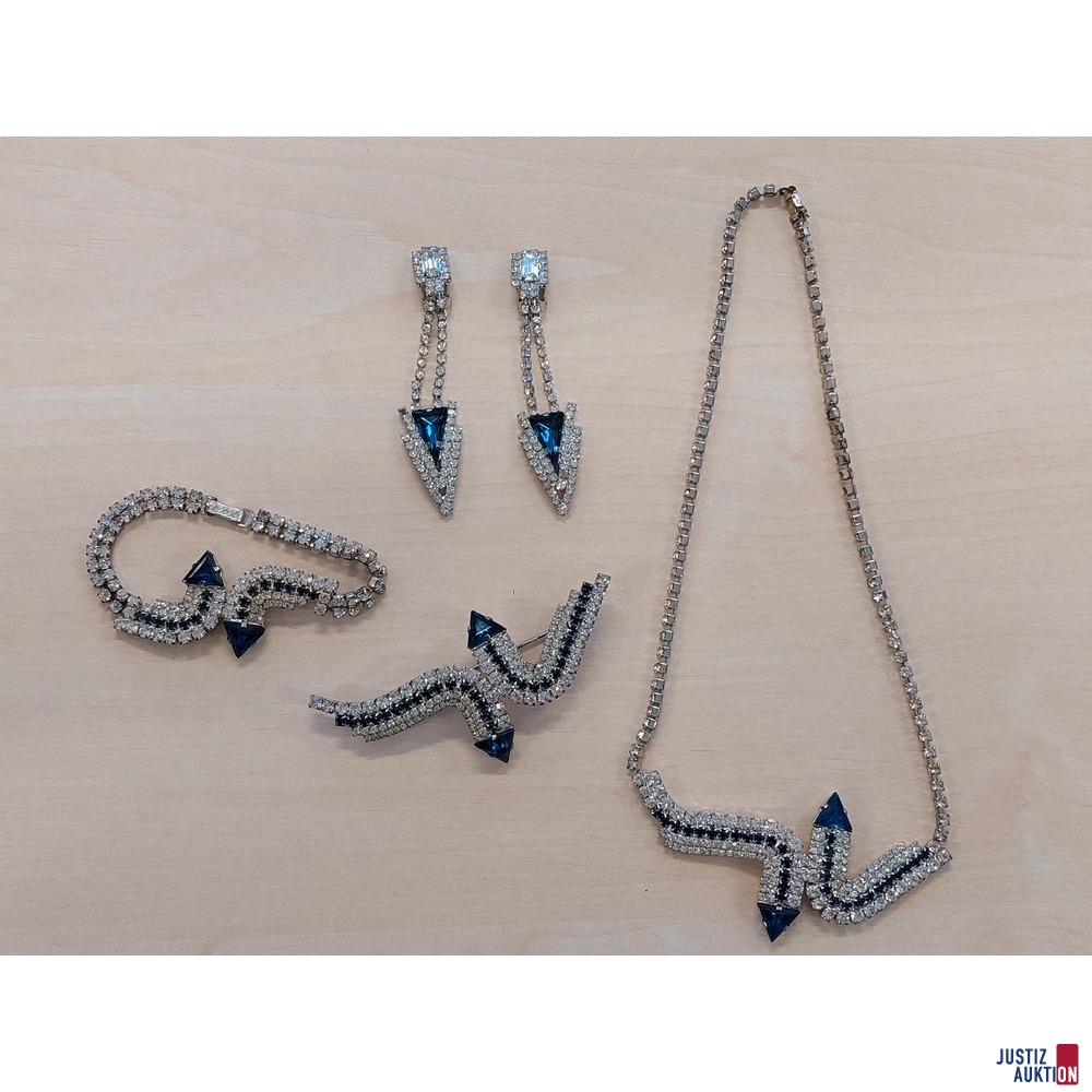 Strassbarure bestehend aus: Collier, Armband u.a.