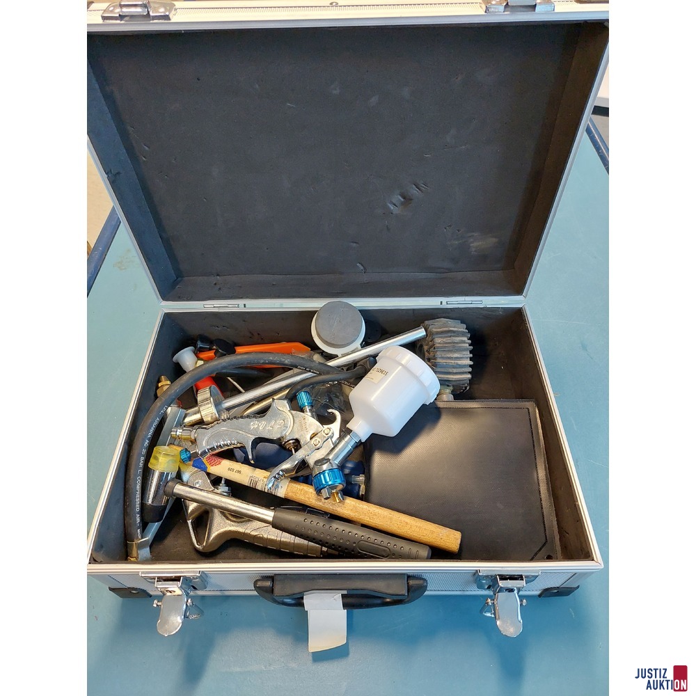 Diverses Werkzeug in einem silbernen Koffer