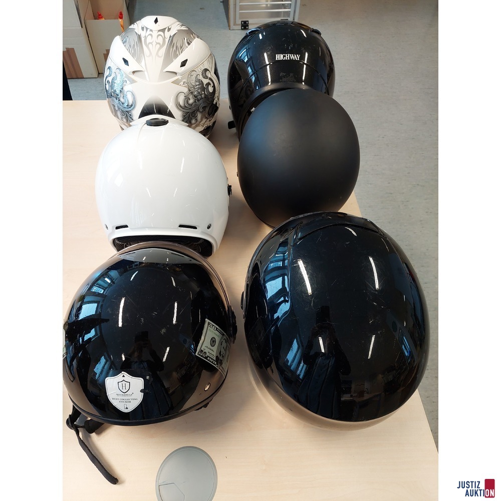 Diverse Motorradhelme
