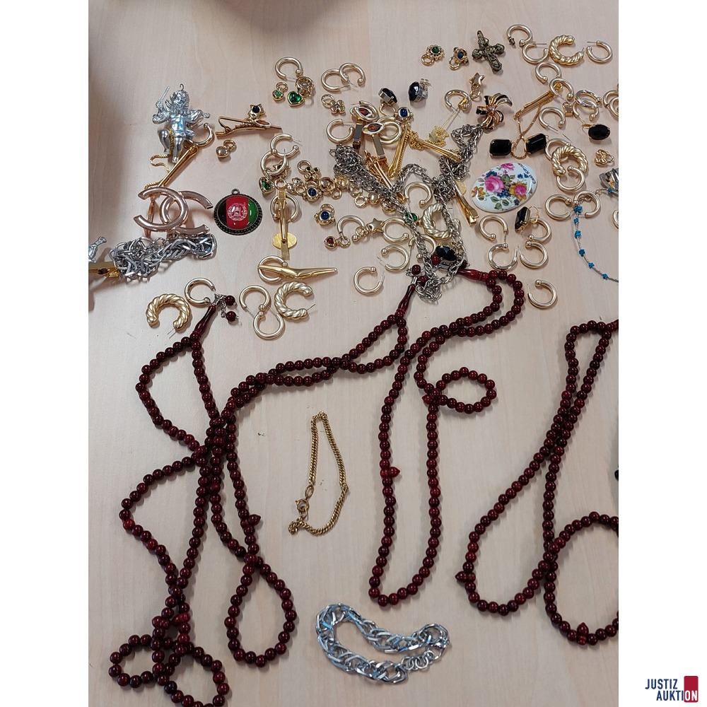 Konvolut bestehend aus diversen Modeschmuck