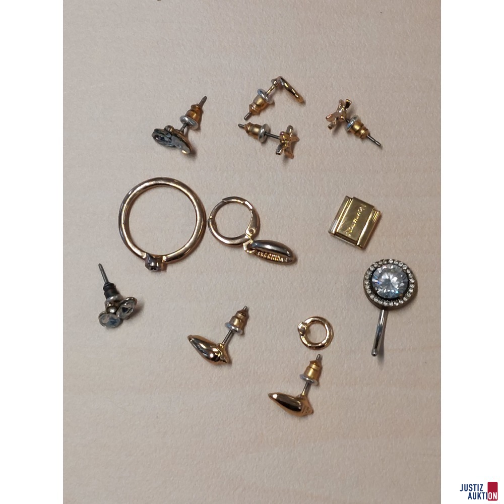 Diverser Modeschmuck - Ring - Ohrstecker u.a. getragen